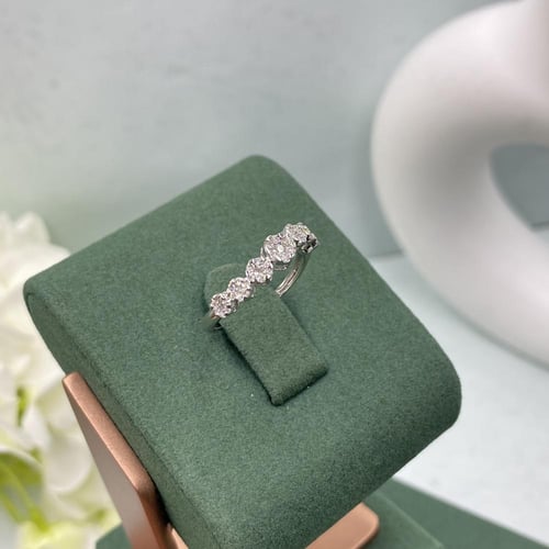 خاتم الماس بلمسه عصريه بوزن 0.28 قيراط