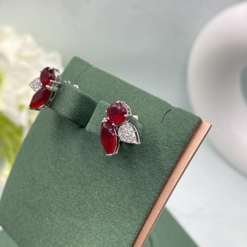 حلق الماس بلمسه عصريه بوزن 0.22 قيراط