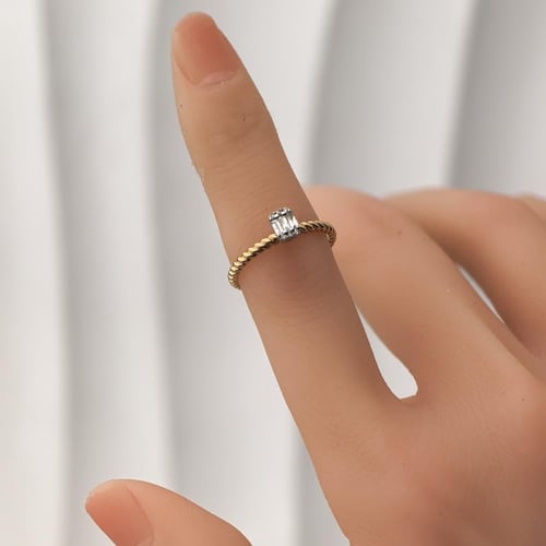 خاتم الماس مستطيل بتصميم ملتف