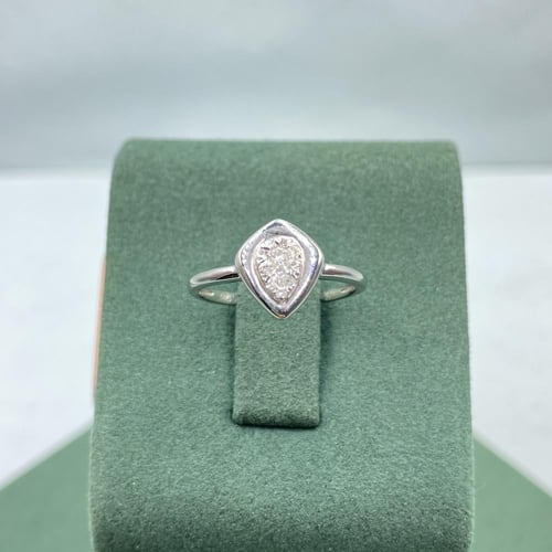 خاتم الماس بلمسه عصريه بوزن 0.12 قيراط