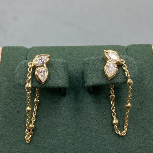 حلق الماس بتصميم عصري حديث من ملاكايت بوزن 0.58 قي...