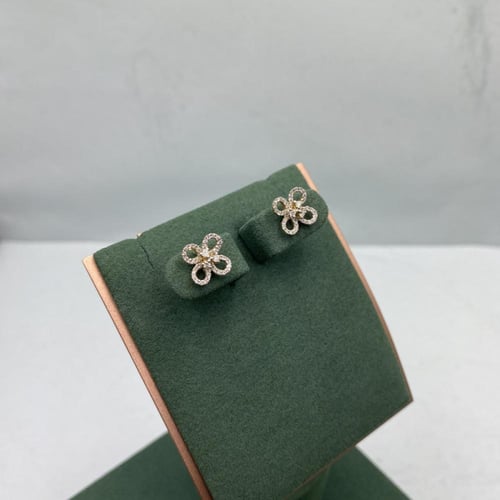 حلق ألماس بتصميم زهرة أنيق، يجمع بين الرقة والفخام...