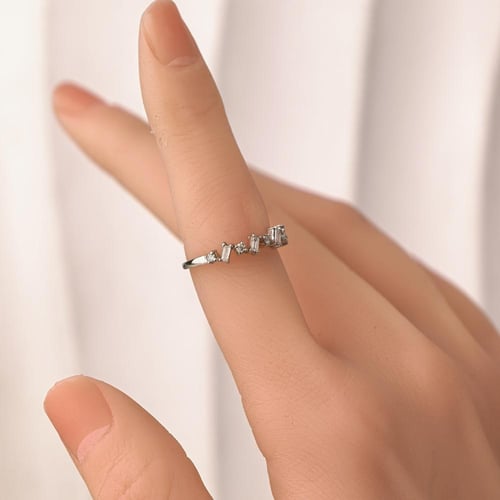 خاتم الماس عصري متموج بتصميم هندسي