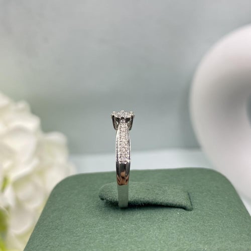 خاتم الماس بلمسه عصريه بوزن 0.27 قيراط