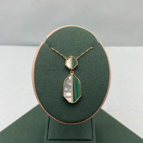 تعليقه ا لماس على حجر الملاكايت والصدف