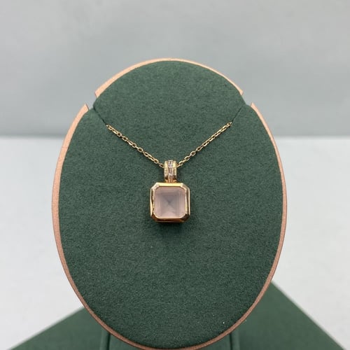 تعليقه الماس بوزن 0.049 قيراط على حجر الاوبال الان...