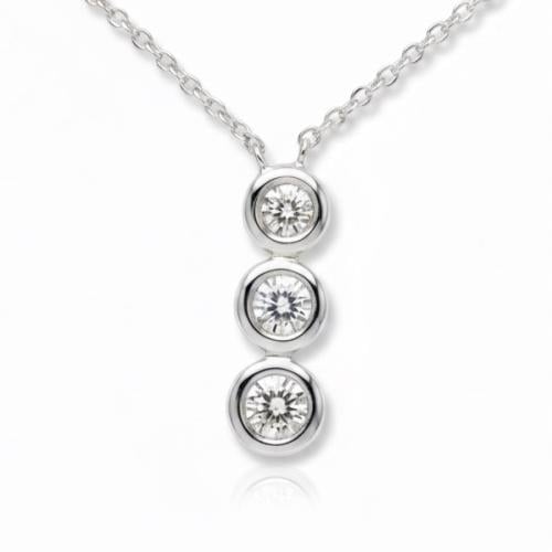 تعليقة الماس سلسلة ناعمة على شكل ثلاث فصوص بوزن 0....