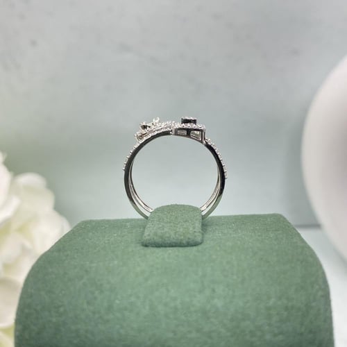 خاتم الماس بلمسه عصريه بوزن 0.44 قيراط