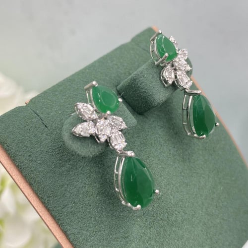 حلق الماس على حجر الزمرد تصميم حديث بوزن 0.48 قيرا...