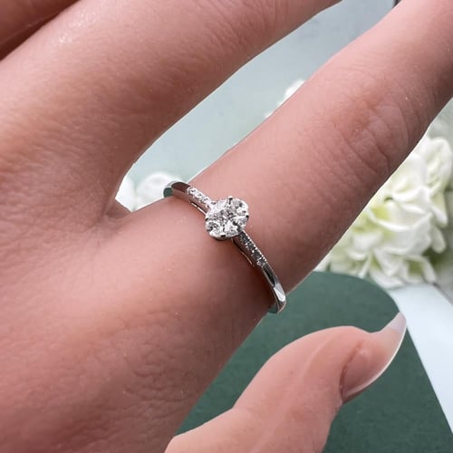 خاتم ألماس دائري ذهب أبيض بتصميم بسيط وناعم