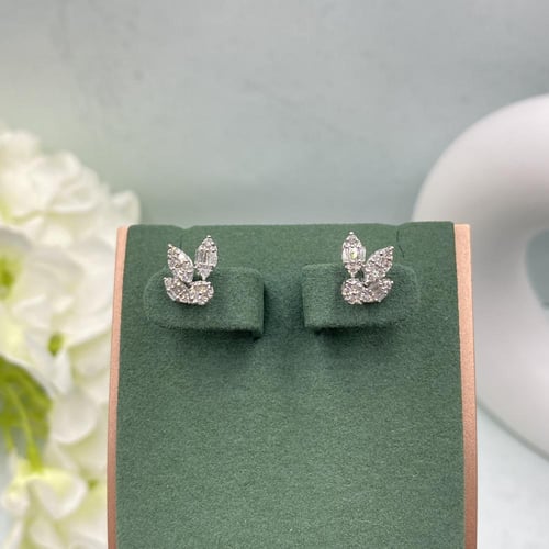 حلق الماس بلمسه عصريه بوزن 0.39 قيراط