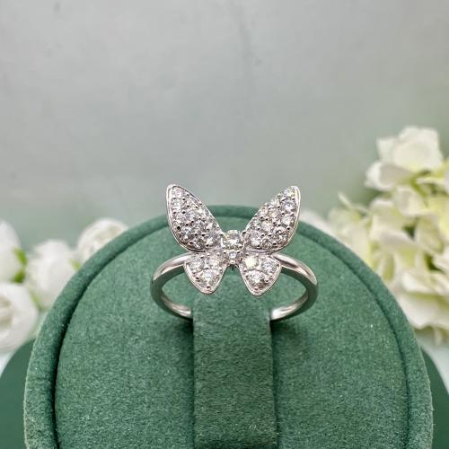 خاتم ألماس فراشة بتصميم ناعم وفاخر