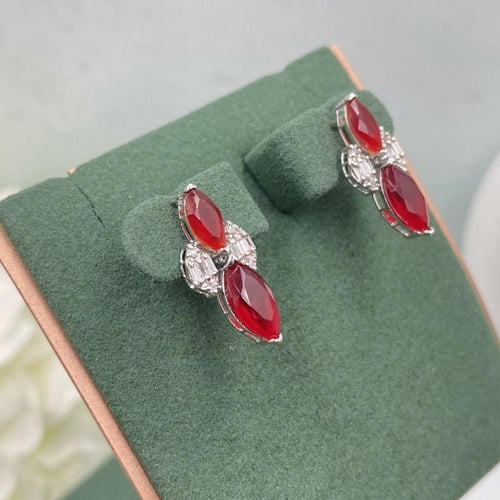 حلق الماس على ياقوت احمر تصميم حديث بوزن 0.20 قيرا...