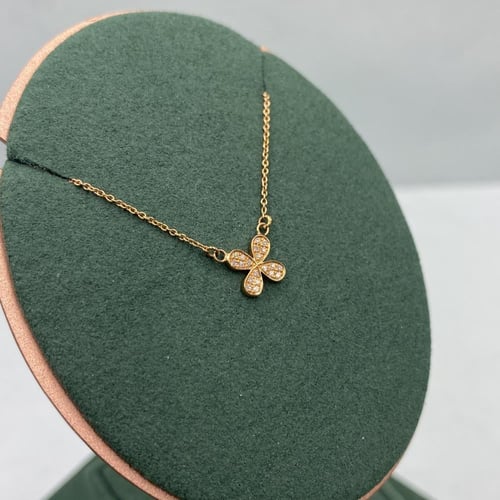 تعليقه الماس ناعمه بوزن 0.03 قيراط مناسبه للاهداء...