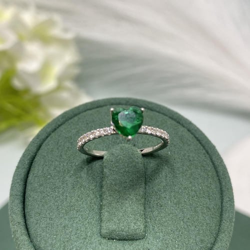 خاتم الماس بتصميم أنيق وحجر الزمرد