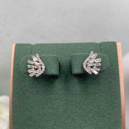 حلق الماس بلمسه عصريه بوزن 0.57 قيراط