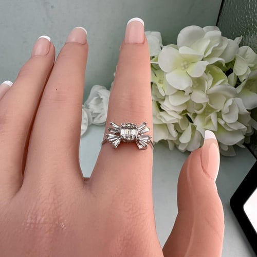 خاتم ألماس إشعاعي بفصوص باغيت ذهب أبيض