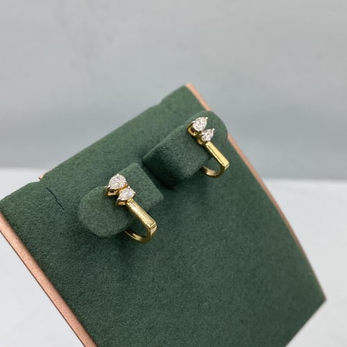 حلق الماس بتصميم عصري حديث من ملاكايت بوزن 0.37 قي...