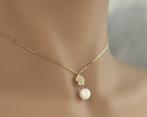 عقد لؤلؤ و الماس تصميم زهرة ناعم بوزن 0.070 قيراط
