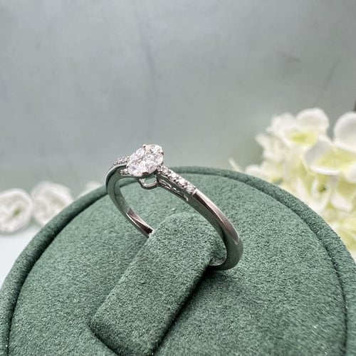 خاتم ألماس دائري ذهب أبيض بتصميم بسيط وناعم