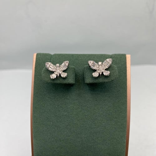 حلق الماس ناعم تصميم فراشه بوزن 0.66 قيراط