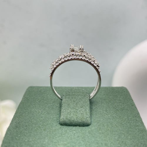 خاتم الماس بلمسه عصريه بوزن 0.58 قيراط