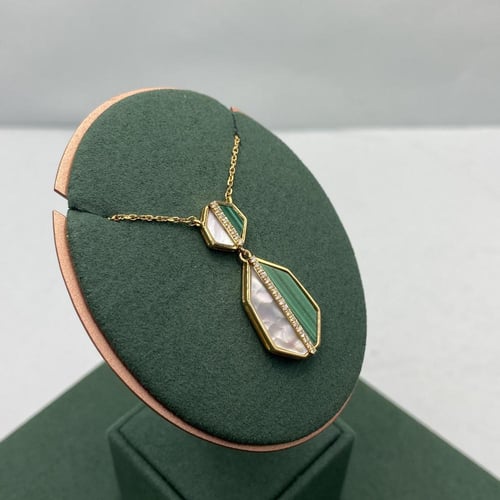 تعليقه ا لماس على حجر الملاكايت والصدف