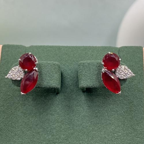 حلق الماس بلمسه عصريه بوزن 0.22 قيراط