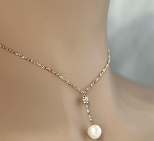 عقد لؤلؤ و الماس روز قولد تصميم منسدل بوزن 0.015 ق...