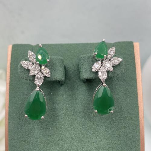 حلق الماس على حجر الزمرد تصميم حديث بوزن 0.48 قيرا...