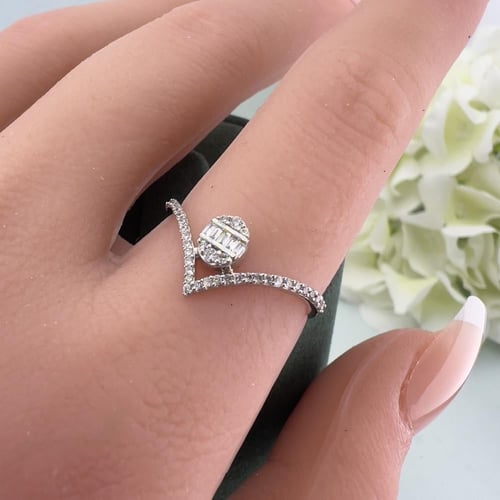 خاتم الماس باجيت تصميم V