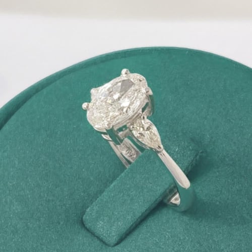 خاتم الماس سوليتير بيضاوي ( اوفال ) بوزن 1.83 قيرا...