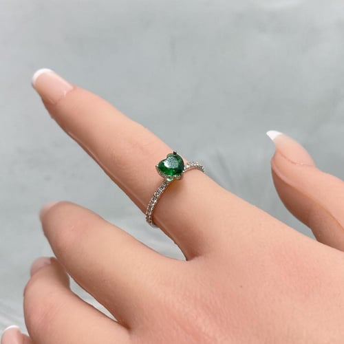 خاتم الماس بتصميم أنيق وحجر الزمرد