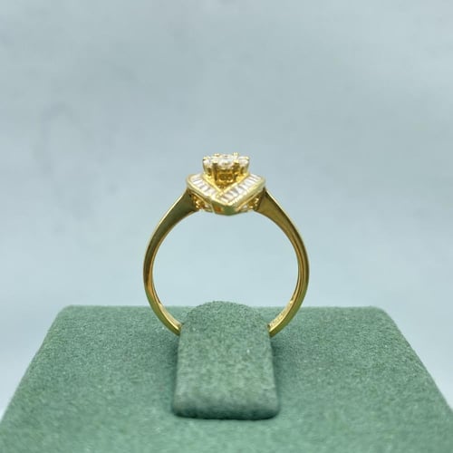 خاتم الماس بلمسه عصريه بوزن 0.31 قيراط