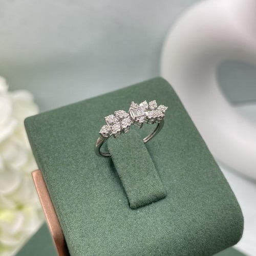 خاتم الماس بلمسه عصريه بوزن 0.21 قيراط