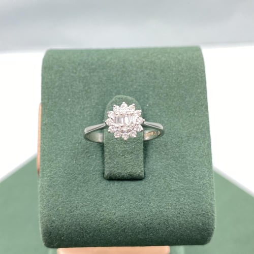 خاتم الماس بلمسه عصريه بوزن 0.27 قيراط