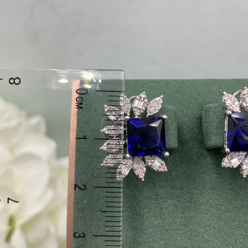 حلق الماس على حجر الزفير تصميم عصري بوزن 0.62 قيرا...