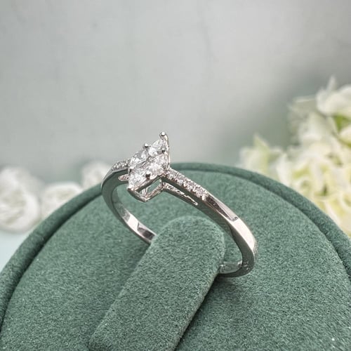 خاتم ألماس ماركيز ذهب أبيض بتصميم مركب ناعم