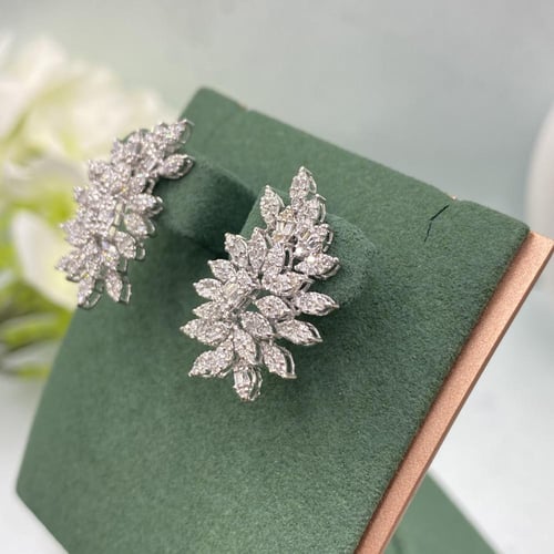 حلق الماس بلمسه عصريه بوزن 1.17 قيراط