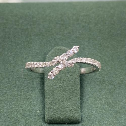 خاتم الماس بلمسه عصريه بوزن 0.30 قيراط