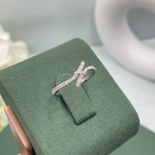 خاتم الماس بلمسه عصريه بوزن 0.30 قيراط