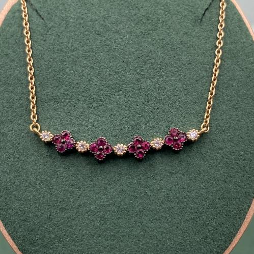 تعليقه الماس بوزن 0.14 قيراط على حجر ملون