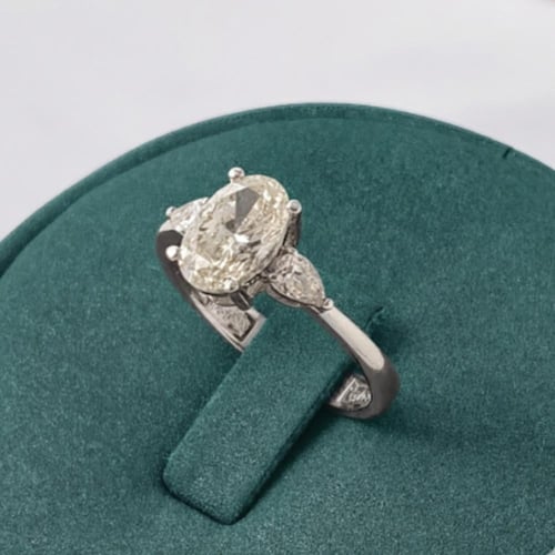 خاتم الماس سوليتير بيضاوي ( اوفال ) بوزن 1.76 قيرا...