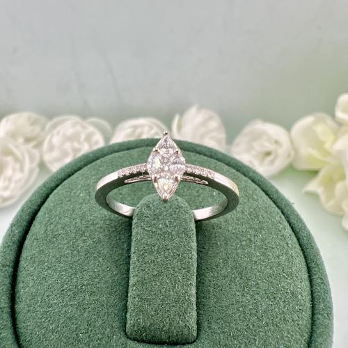 خاتم ألماس ماركيز أنيق بالذهب الأبيض لإطلالة فاخرة