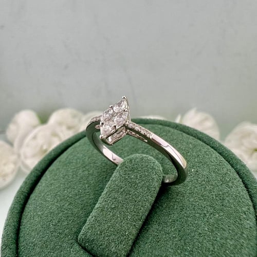 خاتم ألماس ماركيز أنيق بالذهب الأبيض لإطلالة فاخرة