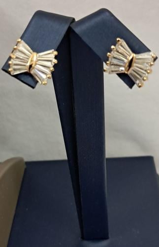 حلق اذن بتصميم ربطة العنق - أناقة تخطف الأنظار