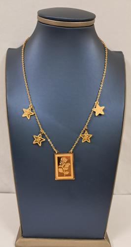 سلسال مزين بنجوم وزهرة محفورة