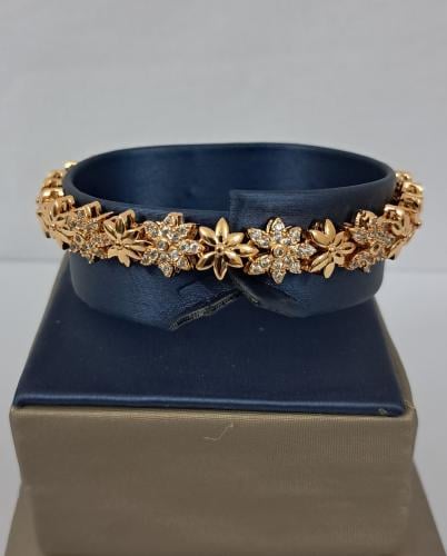 سوار بتصميم زهور مرصعة