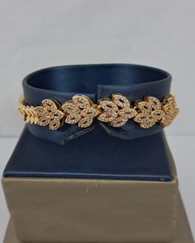 اسوارة بتصميم أوراق لامعة