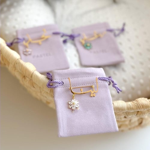 بروش بالأسم مع وردة